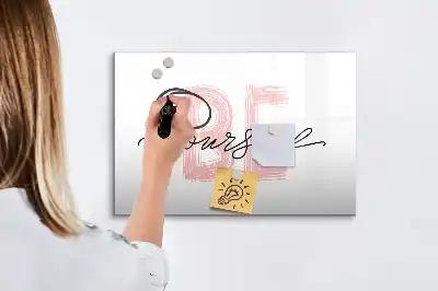Popisovatelná magnetická tabule s nápisem Buď sám sebou