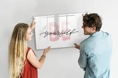 Popisovatelná magnetická tabule s nápisem Buď sám sebou