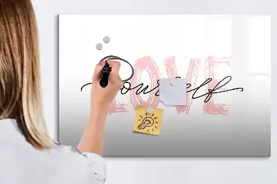 Popisovatelná magnetická tabule s nápisem Měj rád sám sebe