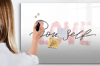Popisovatelná magnetická tabule s nápisem Měj rád sám sebe