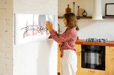 Popisovatelná magnetická tabule s nápisem Měj rád sám sebe