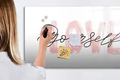 Popisovatelná magnetická tabule s nápisem Měj rád sám sebe