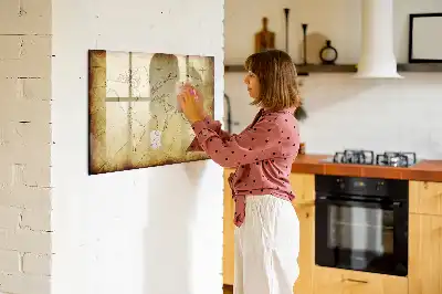 Magnetická tabule se starou mapou světa