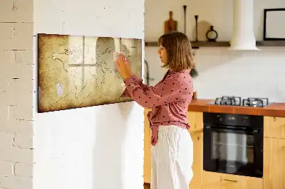 Magnetická tabule se starou mapou světa