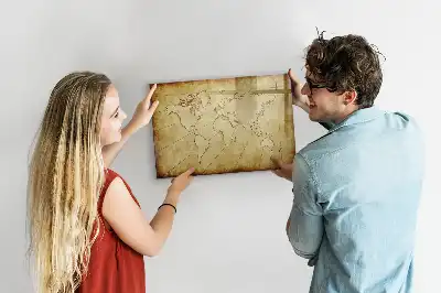 Magnetická tabule se starou mapou světa