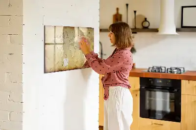 Magnetická tabule se starou mapou světa