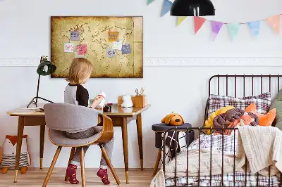 Magnetická tabule se starou mapou světa
