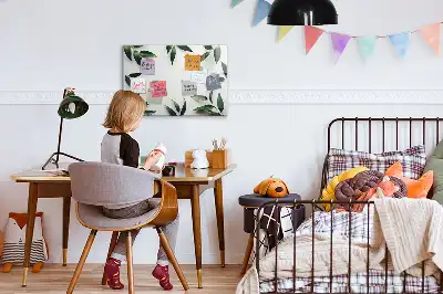 Magnetická kreslící tabule v rámečku z listů