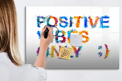 Popisovatelná magnetická tabule s motivem pozitivního citátu