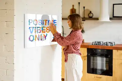 Popisovatelná magnetická tabule s motivem pozitivního citátu