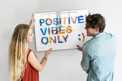 Popisovatelná magnetická tabule s motivem pozitivního citátu