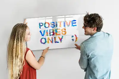 Popisovatelná magnetická tabule s motivem pozitivního citátu