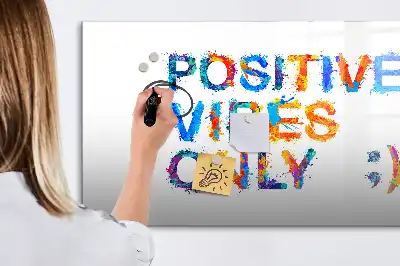 Popisovatelná magnetická tabule s motivem pozitivního citátu