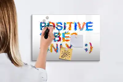 Popisovatelná magnetická tabule s motivem pozitivního citátu