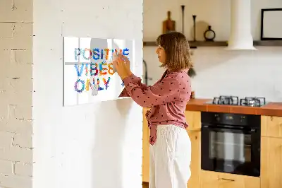 Popisovatelná magnetická tabule s motivem pozitivního citátu