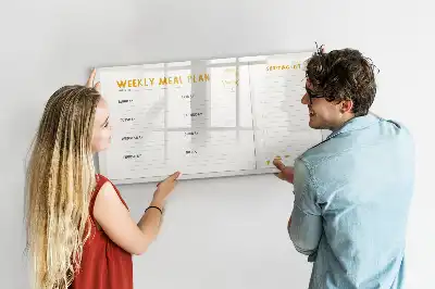 Popisovatelná magnetická tabule v provedení s harmonogramem jídel