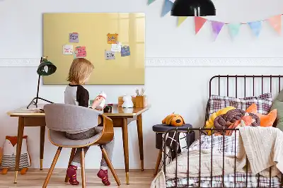 Popisovatelná magnetická tabule v krémové barvě