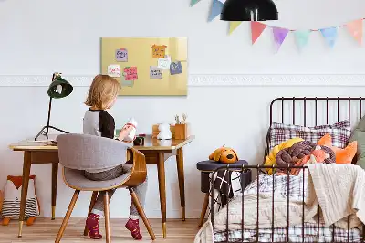 Popisovatelná magnetická tabule v krémové barvě