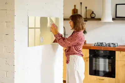 Popisovatelná magnetická tabule v krémové barvě