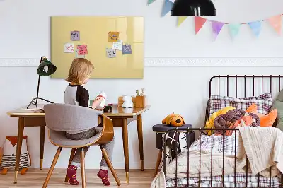 Popisovatelná magnetická tabule v krémové barvě