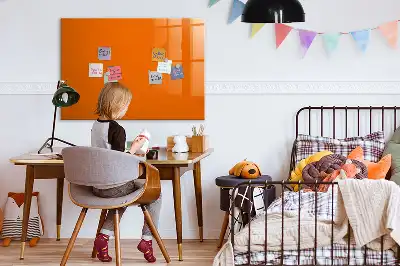 Popisovatelná magnetická tabule v oranžové barvě