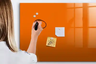 Popisovatelná magnetická tabule v oranžové barvě