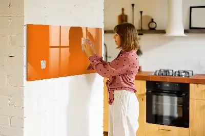 Popisovatelná magnetická tabule v oranžové barvě
