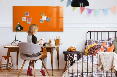 Popisovatelná magnetická tabule v oranžové barvě