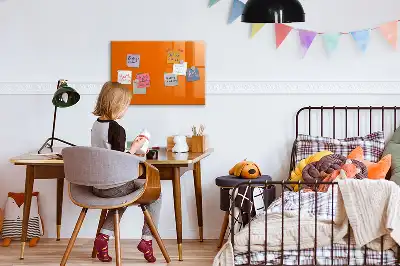 Popisovatelná magnetická tabule v oranžové barvě