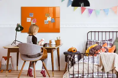 Popisovatelná magnetická tabule v oranžové barvě