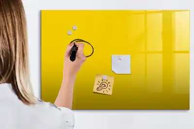 Popisovatelná magnetická tabule ve světle žluté barvě
