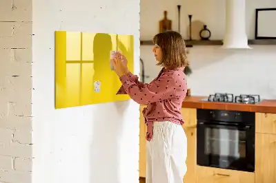 Popisovatelná magnetická tabule ve světle žluté barvě
