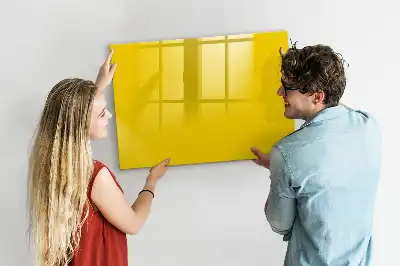 Popisovatelná magnetická tabule ve světle žluté barvě