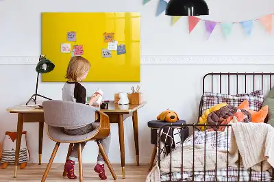 Popisovatelná magnetická tabule ve světle žluté barvě