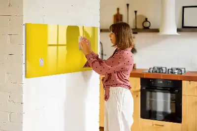 Popisovatelná magnetická tabule ve světle žluté barvě
