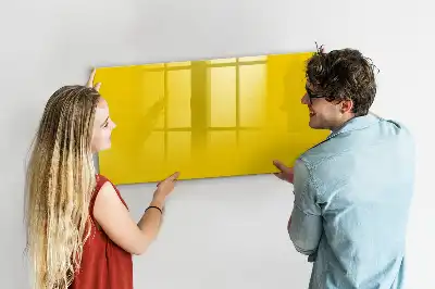 Popisovatelná magnetická tabule ve světle žluté barvě