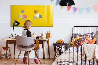 Popisovatelná magnetická tabule ve světle žluté barvě