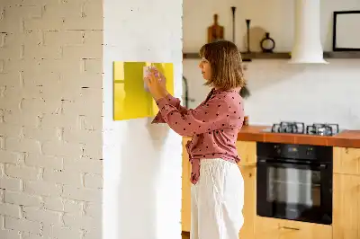 Popisovatelná magnetická tabule ve světle žluté barvě