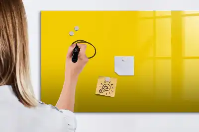 Popisovatelná magnetická tabule ve světle žluté barvě
