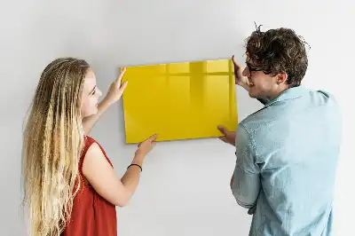 Popisovatelná magnetická tabule ve světle žluté barvě
