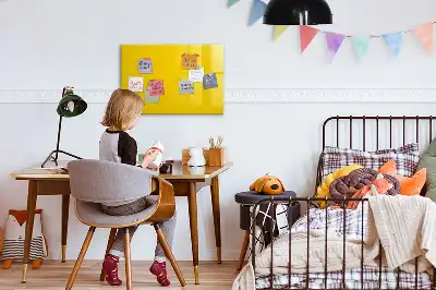 Popisovatelná magnetická tabule ve světle žluté barvě
