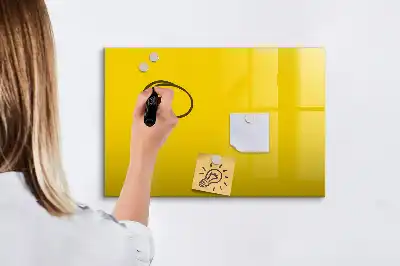 Popisovatelná magnetická tabule ve světle žluté barvě