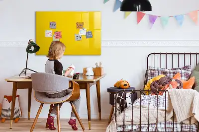 Popisovatelná magnetická tabule ve světle žluté barvě