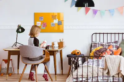 Magnetická kreslící tabule v zlatožluté barvě