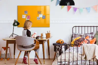 Magnetická kreslící tabule v zlatožluté barvě