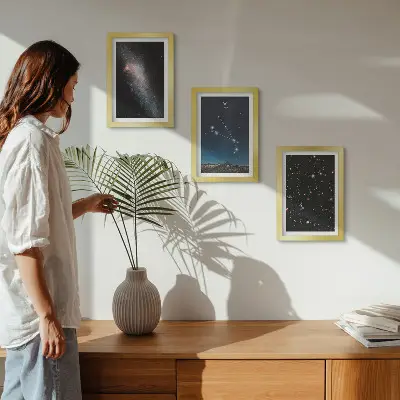 Sada tří obrazů kosmické krajiny galaxií a souhvězdí zvěrokruhu Beran