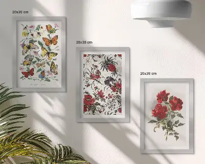 Sada tří obrazů s motivem motýlů, květin a červených růží v klasickém stylu