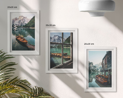 Sada obrazů na zeď Pohled na horské jezero s loděmi a domem u vody