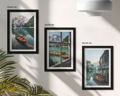Sada obrazů na zeď Pohled na horské jezero s loděmi a domem u vody