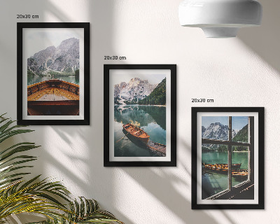 Sada tří obrazů Pohled na horské jezero s loděmi a oknem v pozadí